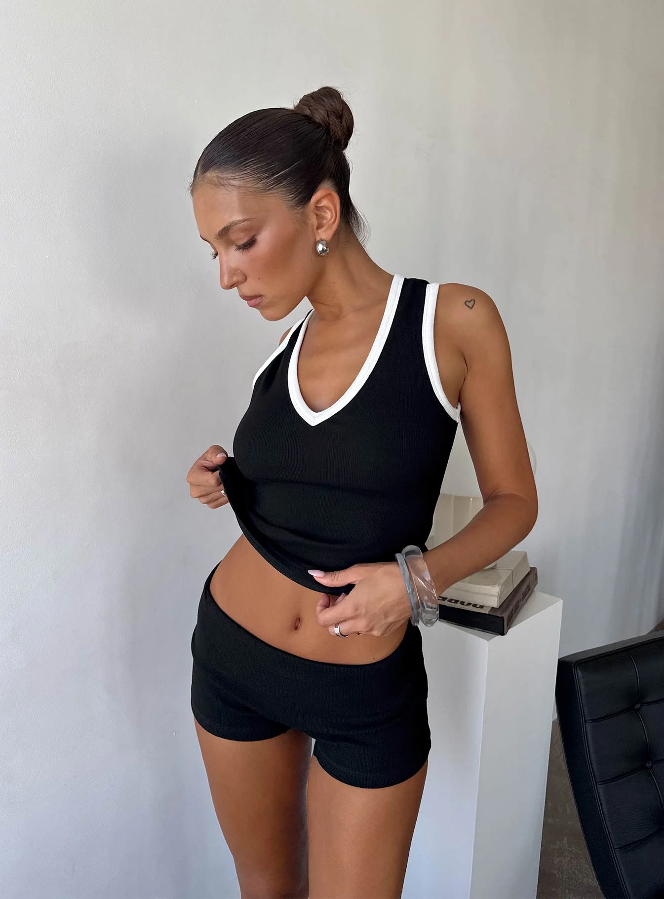 Baseline Low Rise Rib Shorts Black - Image 15