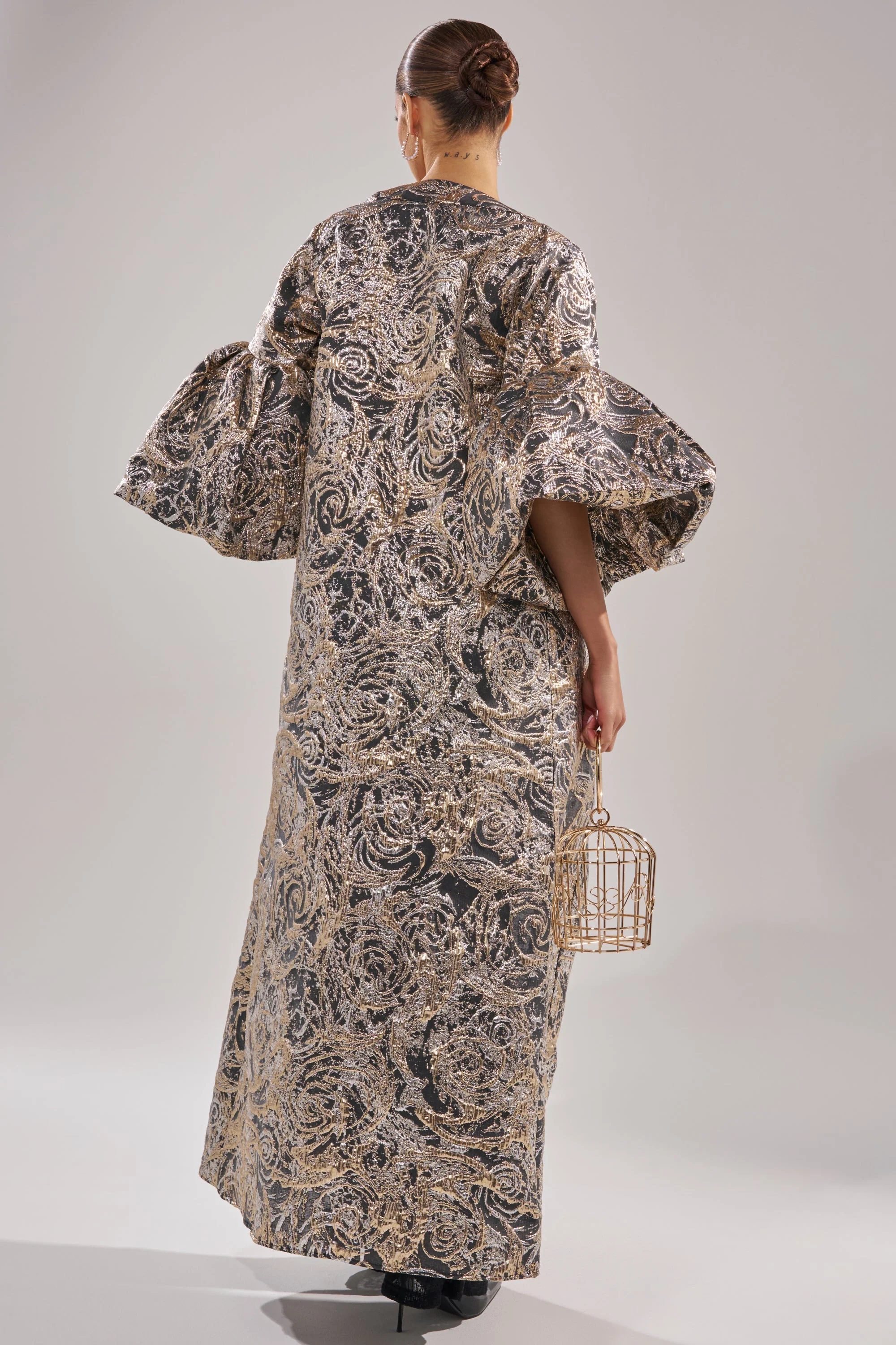 METALLIC PUFF SLEEVE BROCADE DUSTER IN SILVER - Image 4