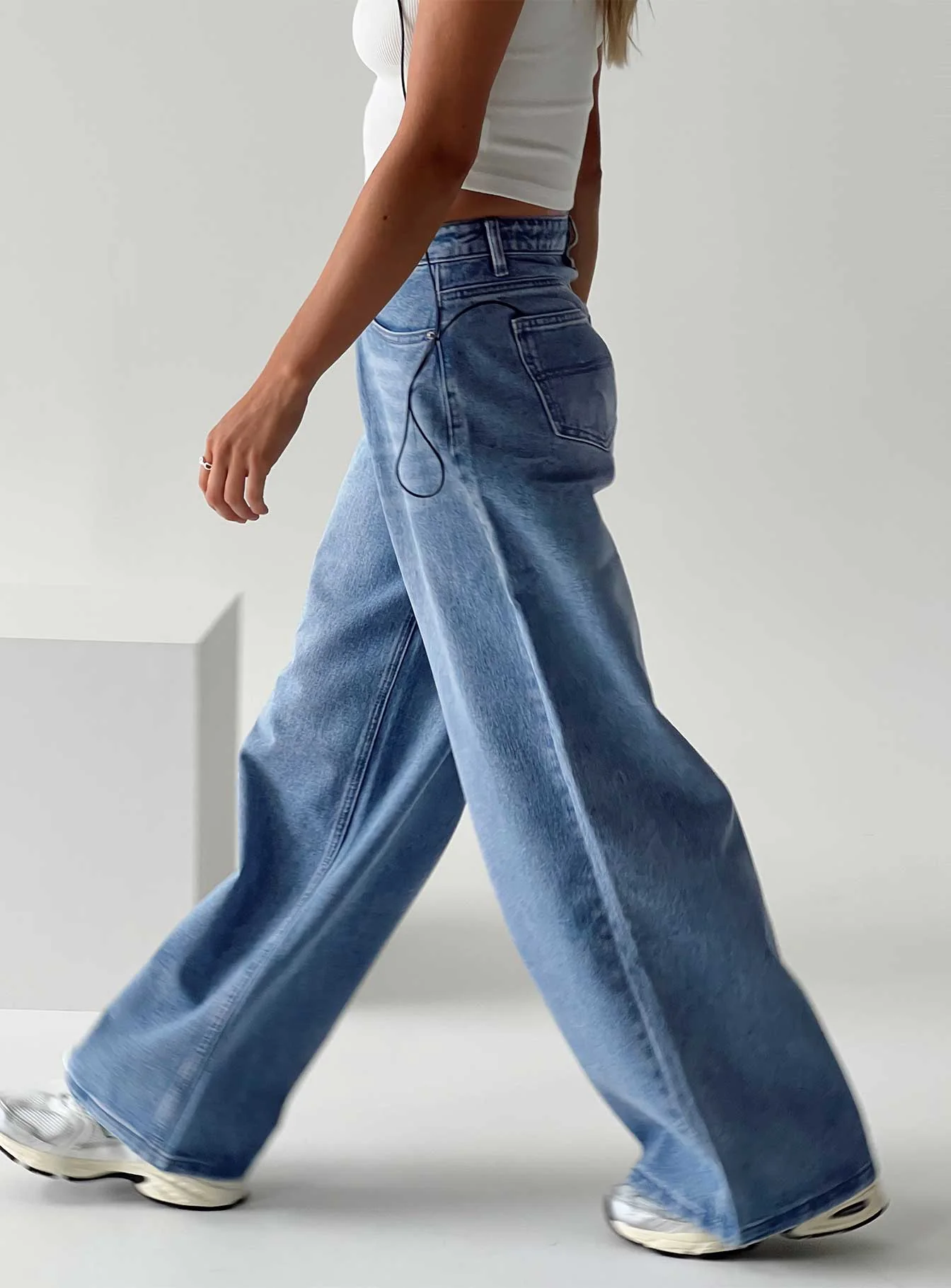 Naylor Mid Rise Wide Leg Jeans Light Blue Wash - Image 10