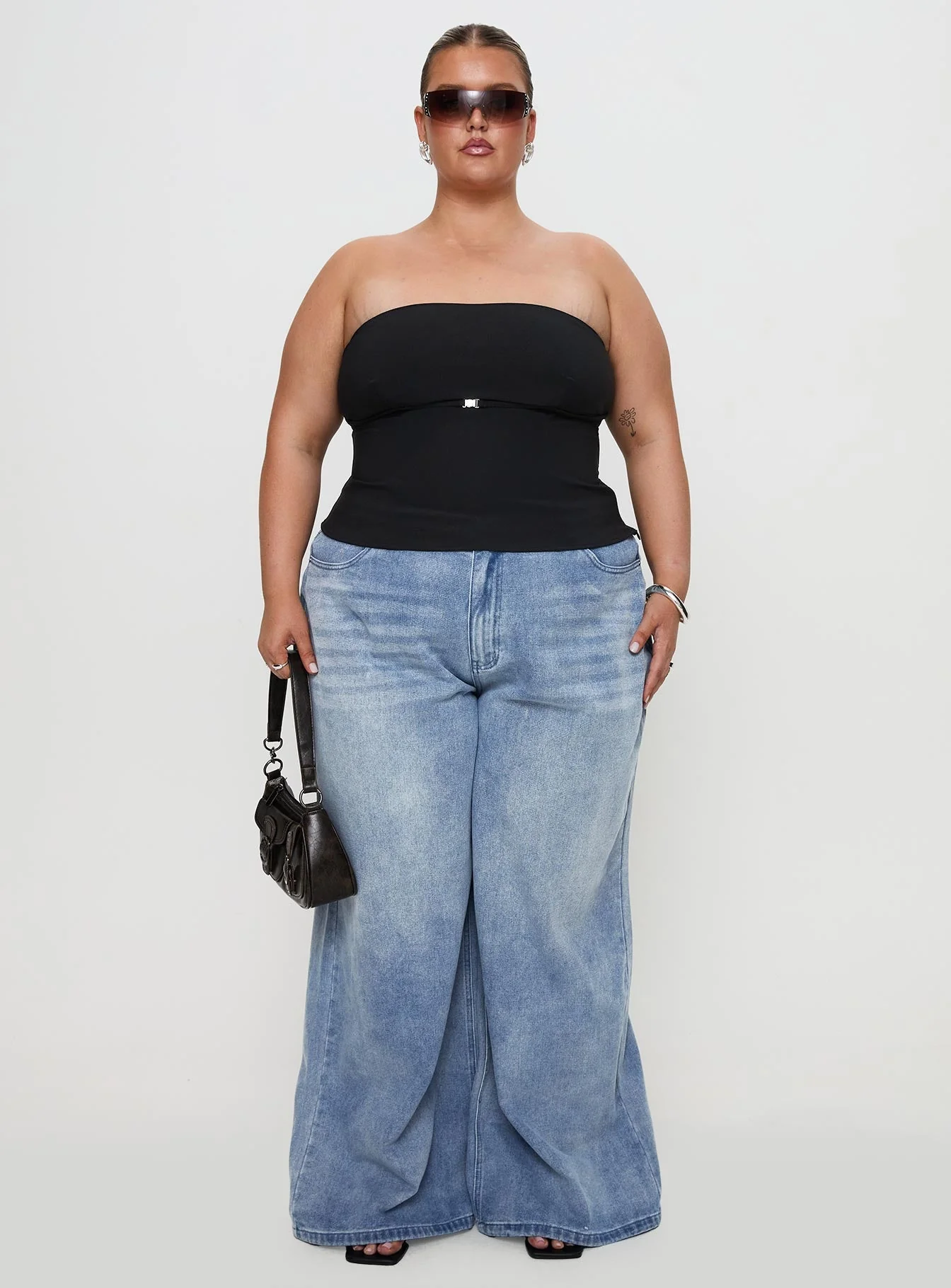 Naylor Mid Rise Wide Leg Jeans Light Wash Denim Curve - Image 6