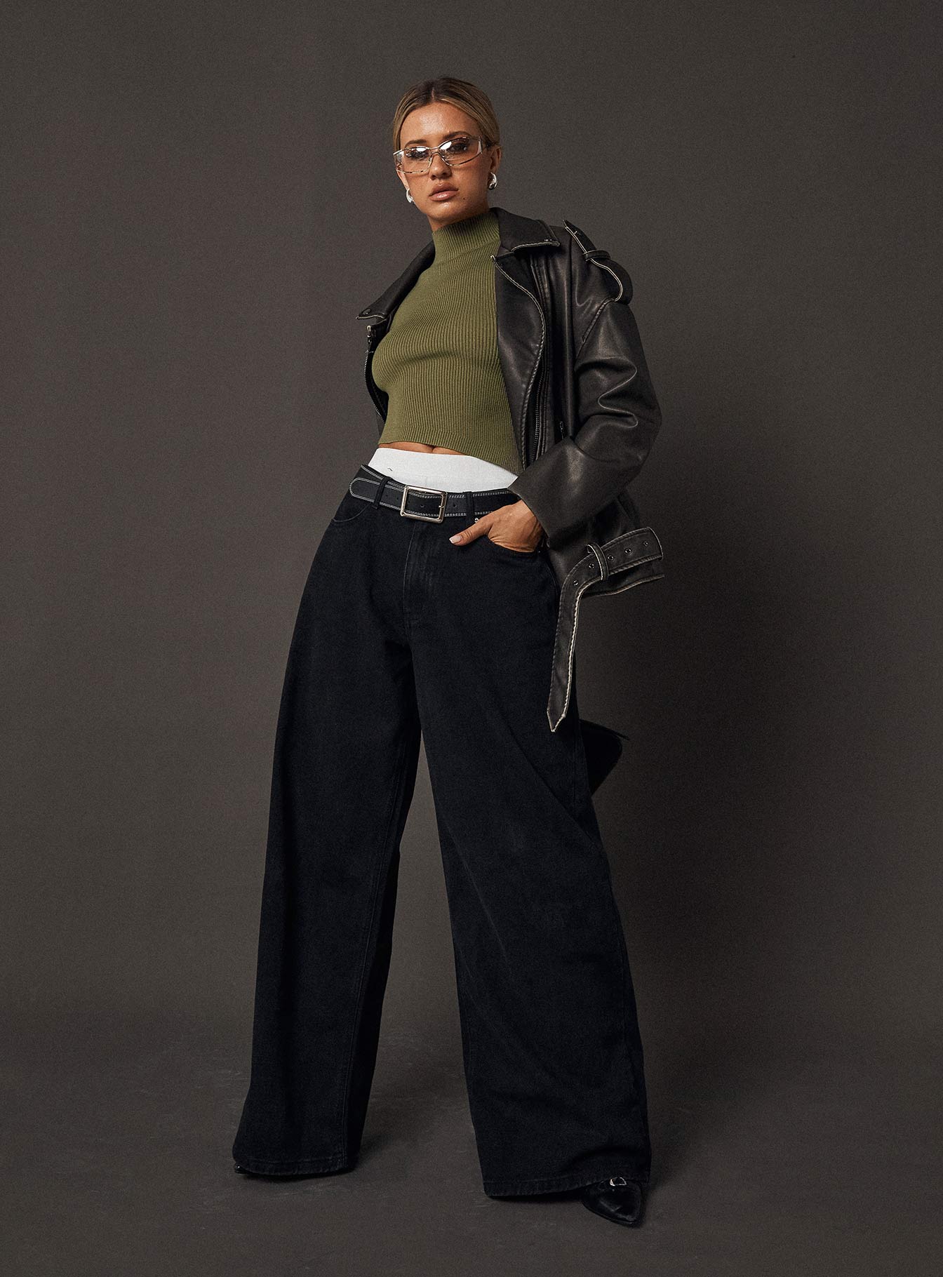 Naylor Mid Rise Wide Leg Jeans Washed Black Denim Petite - Image 10