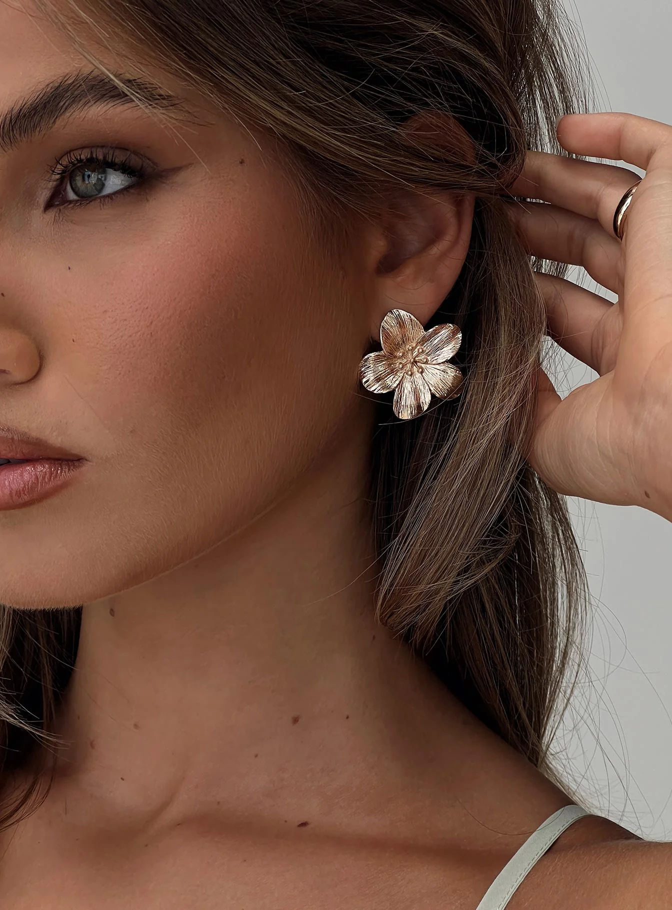 Posie Earrings Gold - Image 4