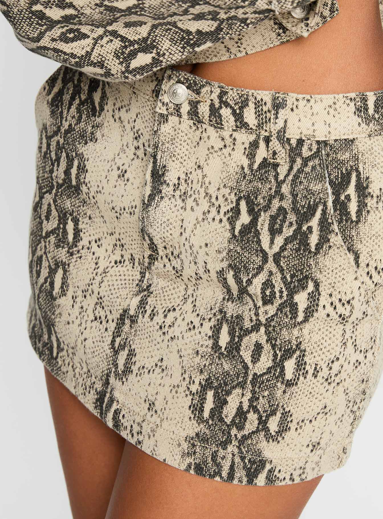 Venom Mini Skirt Snake - Image 6